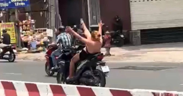 Clip: Người phụ nữ lưng trần, chạy xe máy như diễn xiếc giữa phố Sài Gòn