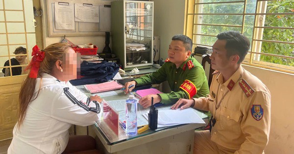 Cô gái thả 2 tay, uốn éo khi chạy xe máy cung cấp giấy xác nhận bị tâm thần