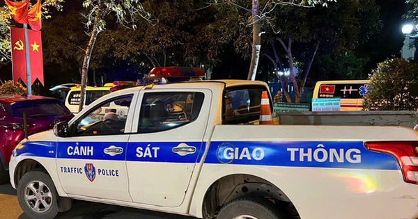 CSGT dùng xe chuyên dụng đưa cháu bé có dấu hiệu ngưng thở đi cấp cứu