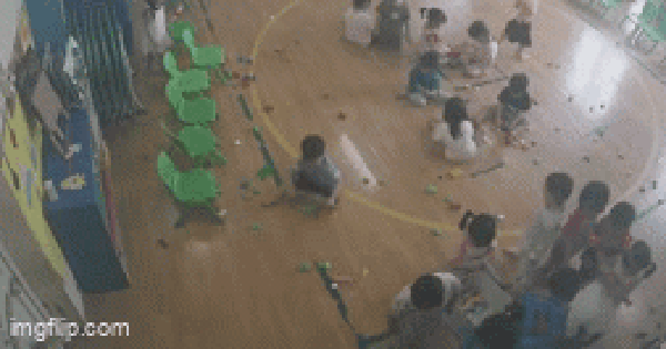 Xôn xao clip cô giáo mầm non lôi bé 22 tháng tuổi vào góc khuất camera, diễn biến sau đó càng xem càng phẫn nộ