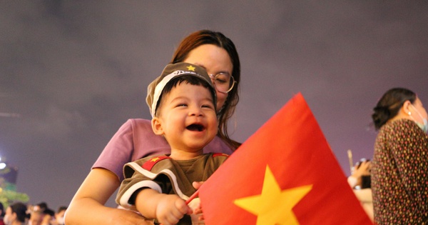 Dáng vẻ của những em bé trong hòa bình: Hạnh phúc trên lưng bố mẹ, giữa không gian cờ và hoa!