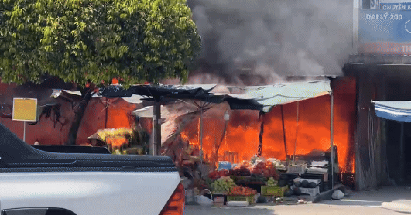 CLIP: Chợ An Lỗ đang cháy dữ dội, tiểu thương hối hả cứu hàng hoá