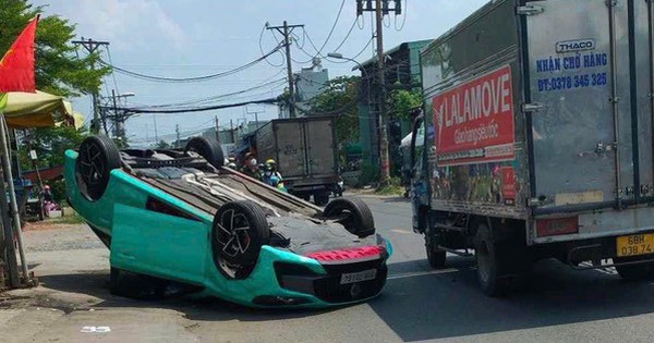 Ô tô 5 chỗ do nữ tài xế lái "phơi bụng" sau tai nạn ở TP Thủ Đức