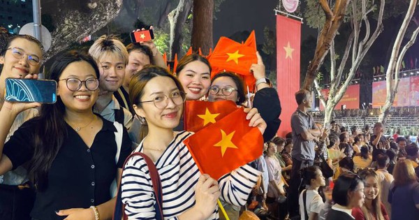 Ngay lúc này ở trung tâm TP.HCM: Người dân nô nức đến xem chương trình Tổng hợp luyện diễu binh, diễu hành 30/4