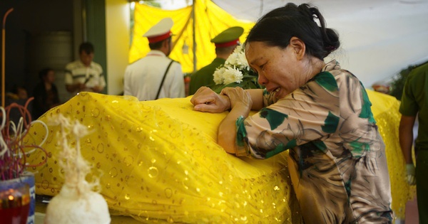 Người thân, bạn bè khóc nghẹn tại lễ viếng của Thiếu tá công an hy sinh khi đang làm nhiệm vụ truy bắt tội phạm ma tuý