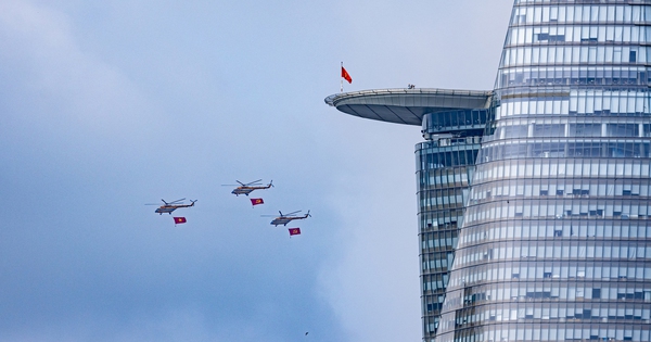 Lần đầu tiên trực thăng quân sự kéo cờ rẽ mây, bay vào trung tâm TP.HCM: Khởi động cho lễ diễu hành lịch sử!