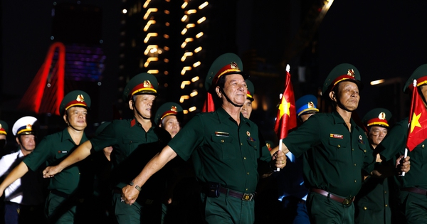 Tóc bạc, vai thẳng, bước đều: Những cựu chiến binh "ghi điểm" trong lòng người trẻ tại buổi hợp luyện cùng 2.000 người