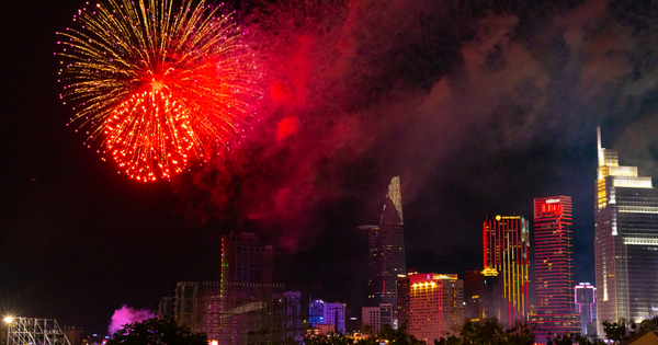 Hàng nghìn người đổ về trung tâm TP.HCM thưởng thức màn trình diễn pháo hoa chào mừng đại lễ 30/4: "Thật tự hào"