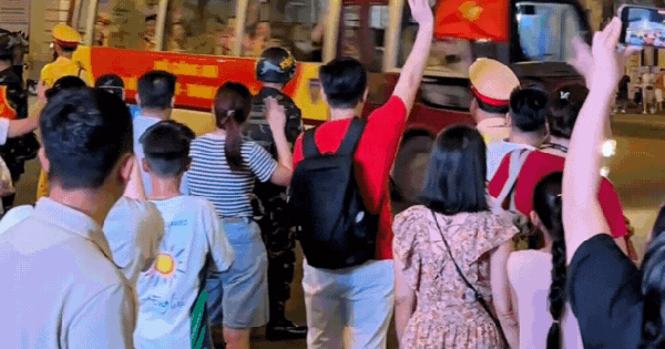 Khoảnh khắc lay động: Người dân đứng 2 bên đường vẫy tay chào các chiến sĩ sau buổi tổng duyệt, lời ca vang lên giữa lòng thành phố