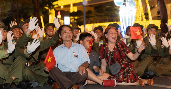 Dễ thương hết nấc: Người dân "đua dáng", “bắn tim” cùng hàng trăm chiến sĩ giữa lòng thành phố