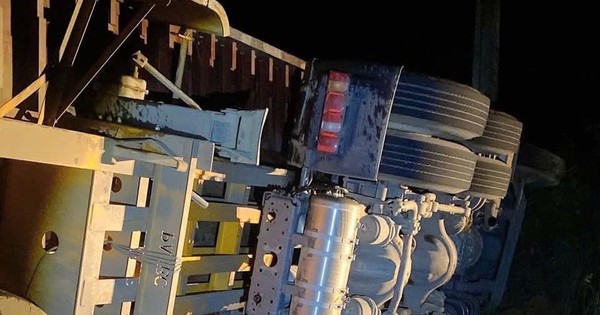 Lật xe đầu kéo, tài xế mắc kẹt tử vong