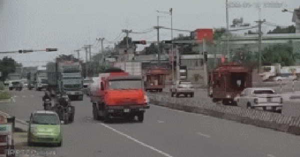 Camera ghi lại vụ tai nạn khiến người đàn ông lái xe ba gác tử vong ở Bình Dương