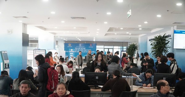 Người dân Hà Nội xếp hàng từ 5h sáng để làm thủ tục hành chính