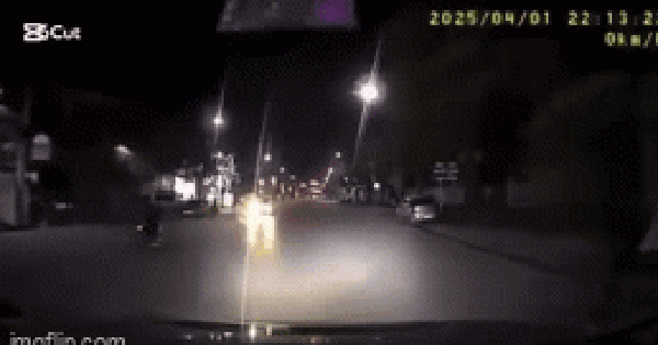 Kinh hoàng clip 2 thanh niên bị hất tung lên không trung sau cú tông trực diện ô tô, 1 người kêu gào thảm thiết: "Anh ơi cứu em với"