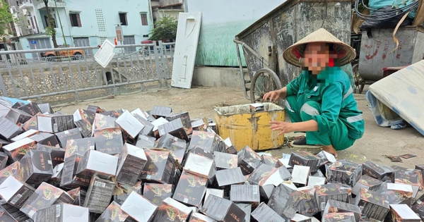 Số lượng lớn thực phẩm chức năng vứt tràn lan tại phố Nguyễn Lân, Hà Nội