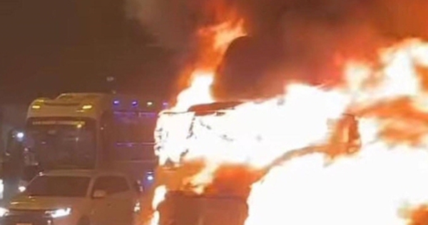 Xe container cháy rụi ở Hà Nội, tài xế thoát nạn