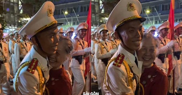 Đang hợp luyện diễu binh ở TP.HCM, chiến sĩ bất ngờ nghe tiếng bà ngoại gọi: Khoảnh khắc xúc động