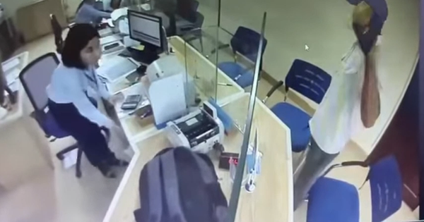 Hà Nội: Người đàn ông bịt mặt cầm dao xông vào ngân hàng cướp tiền