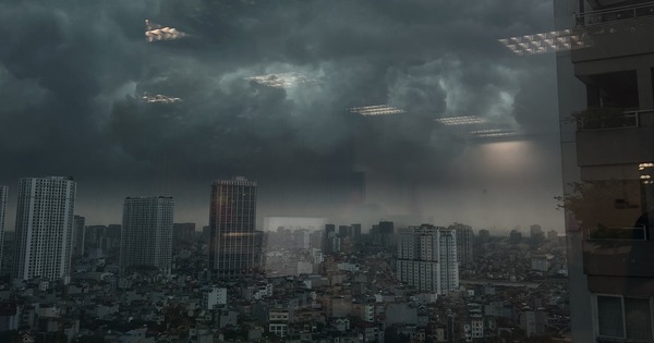 Mây giông "khổng lồ" ùn ùn kéo về bao trùm Hà Nội, mưa lớn gần giờ tan tầm khiến nhiều người trở tay không kịp