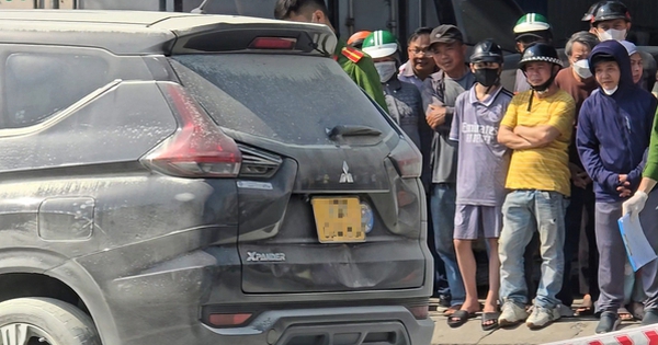 Hiện trường hai người tử vong bên chiếc xe dịch vụ bị đốt cháy