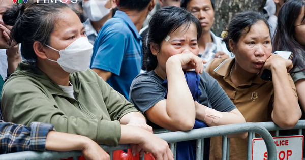 Người thân 24 bị cáo vụ "quái xế" tông cô gái chờ đèn đỏ bật khóc nhìn con em bị dẫn giải