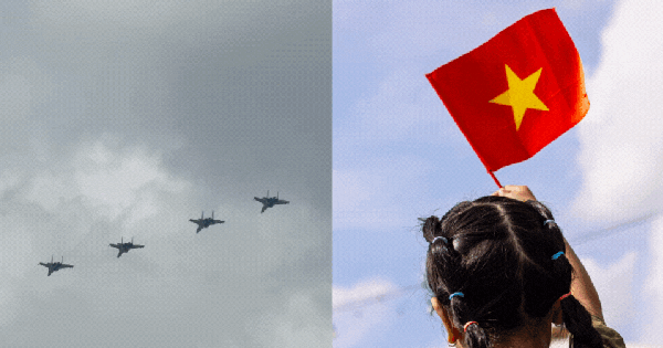 Sắc cờ Tổ quốc tung bay giữa trời TP.HCM: Cả gia đình 10 người vượt hàng chục km để được tận mắt ngắm nhìn