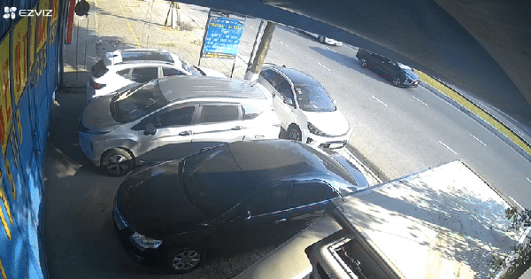 Vụ 2 người tử vong bên ô tô bị cháy: Hé lộ camera ghi cảnh chiếc xe dừng giữa đường, bốc cháy