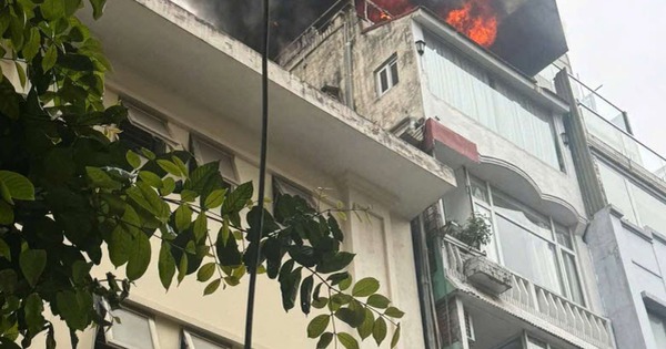 Hà Nội: Cháy nhà cạnh trường tiểu học ở quận Hoàn Kiếm, nhiều học sinh phải sơ tán ra ngoài