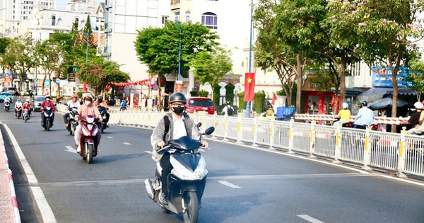 Nắng nóng ở TP HCM kéo dài, nhiệt độ cảm nhận ngoài trời gần 50 độ C