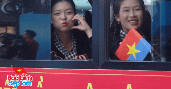 Khoảnh khắc siêu đáng yêu: Các chiến sĩ "thả tim" ngay trên xe diễu binh giữa tiếng hò reo của hàng vạn người dân TP.HCM