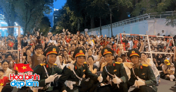 Thắng đời 1-0: Được lọt vào khung hình cùng các chiến sĩ diễu binh tối nay!