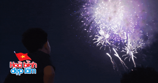 Chiêm ngưỡng đêm Hà Nội rực rỡ pháo hoa mừng đại lễ 30/4: Người dân ùn ùn kéo nhau đi xem, vui như đón Tết