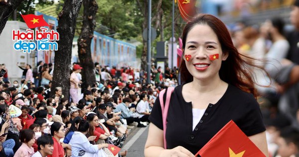 Không khí cực rộn ràng ngay lúc này tại TP.HCM: Người dân “phủ đỏ” 2 bên đường, ngồi chờ 5 tiếng trước giờ tổng hợp luyện diễu binh