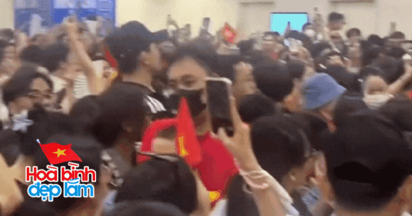 Ga Metro đông nghẹt người bỗng hoá dàn đồng ca siêu khủng, ai nghe cũng gật gù: Xứng đáng "top 1 trending"