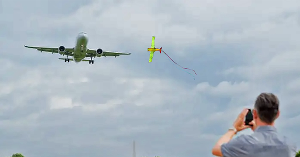 Máy bay đang hạ cánh Nội Bài, phi công phát hiện "vật thể lạ" trước mặt