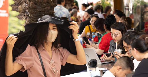 Nắng như rang ở Sài Gòn: Dân văn phòng đau đầu giữa trưa hè "ăn ngoài thì nóng, gọi về thì buồn"