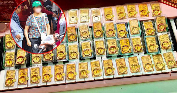 "Tất tay" mua hơn 300 chỉ vàng, người phụ nữ ở Hà Nội mất ngủ khi giá lao dốc, biết số tiền lỗ mà hoảng