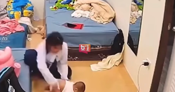 Cô bé run rẩy, sợ hãi vì lỡ làm em ngã, hành động của người mẹ khiến ai nấy nín lặng