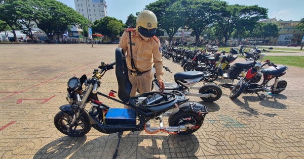 Hàng chục học sinh mang xe độ chế tụ tập, biểu diễn và quay video câu like