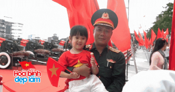 Các "búp măng non" đua nhau nằm gọn trong vòng tay chiến sĩ: Khoảnh khắc tan chảy tại bến Bạch Đằng những ngày này