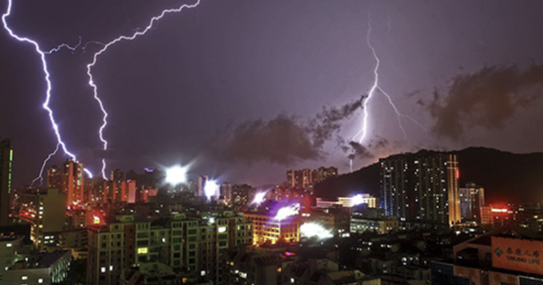 Sáng nay, miền Bắc "hứng" hơn 23.200 cú sét đánh