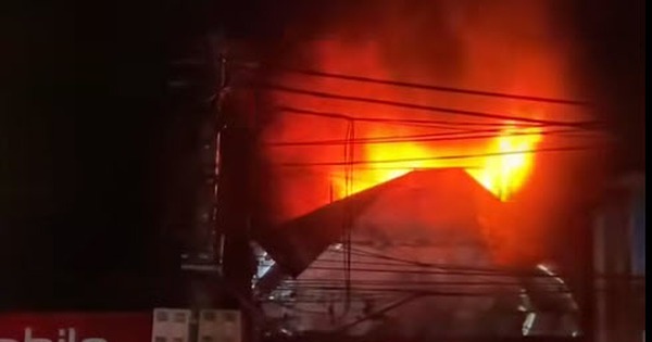 Hà Nội: Cháy lớn tại nhà dân lúc rạng sáng, hàng xóm hốt hoảng bỏ chạy ra ngoài