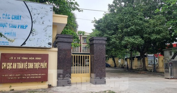 Công an làm việc với Chi cục An toàn vệ sinh thực phẩm Hoà Bình về việc 305 nhãn hiệu sữa giả