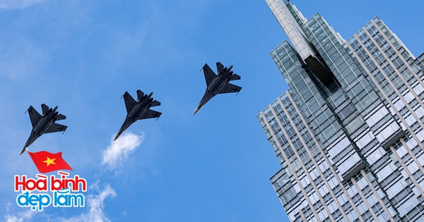 Dàn tiêm kích chao lượn giữa các cao ốc trung tâm TP.HCM, người dân hò reo theo từng tiếng vang rền