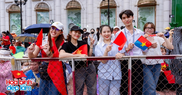 Hàng trăm người dân đã có mặt ở đường Lê Duẩn để chờ xem sơ duyệt diễu binh tối nay: Nhanh chân lên, do dự là hết chỗ đó!