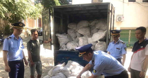 Tạm giữ gần 1,4 tấn chân gà không rõ nguồn gốc