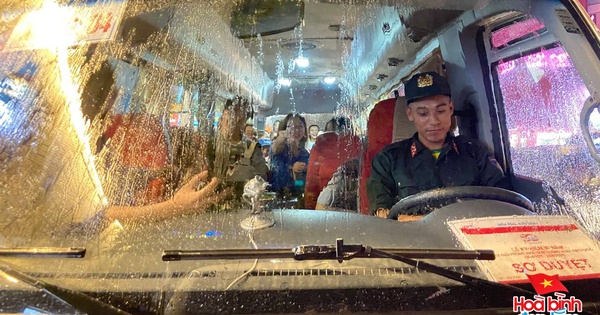 Các chiến sĩ mở cửa xe diễu binh cho người dân TP.HCM trú mưa trước giờ sơ duyệt: Pha xử lý "đẹp trai" nhất tối nay!