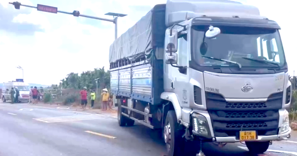 Va chạm với ô tải, vợ chồng đi thu mua rau củ tử vong