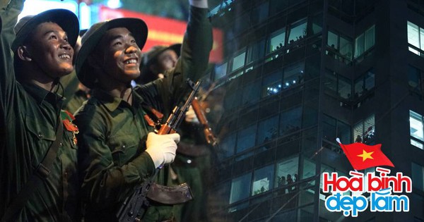 "Phần thưởng" cho những ai OT tối 25/4: Nhìn toàn cảnh sơ duyệt diễu binh từ trên cao, lại còn được các chiến sĩ vẫy chào một cách đặc biệt!