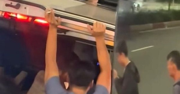 Giải cứu hành khách trên xe 12 chỗ lật nhào giữa đường ở Bình Dương